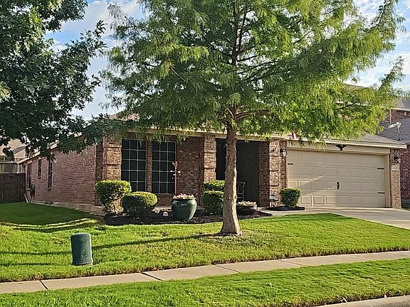 2nd image of 924 Lake Forest Trl