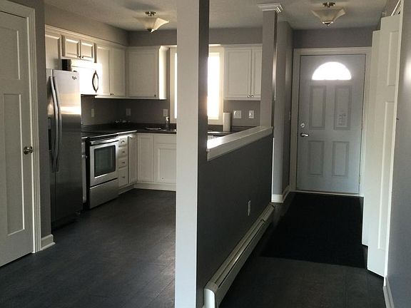 Kitchen 9'5" X 11'2"
Entry/Hall 4' X 11'4"