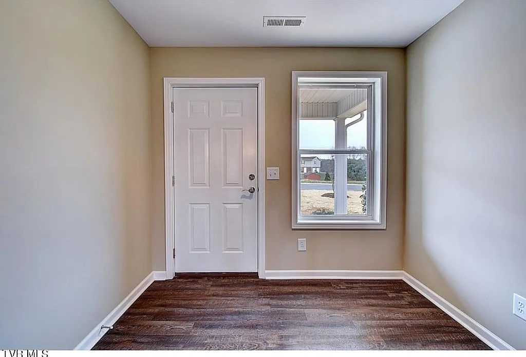 3 bed, 2.5 bath, 1657 sqft, $1,900 — Photo 2