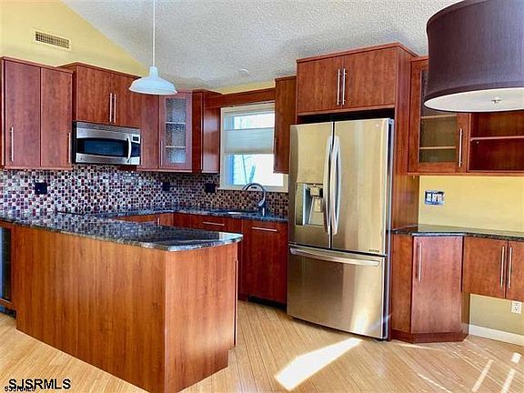 5th image of 1138 Bay Ave #2