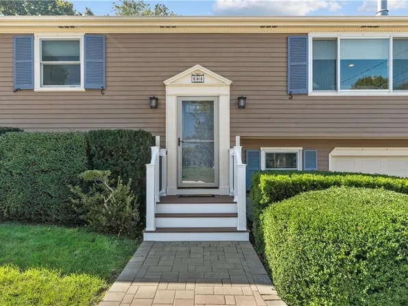 38 Bourbon St, Portsmouth, RI 02871