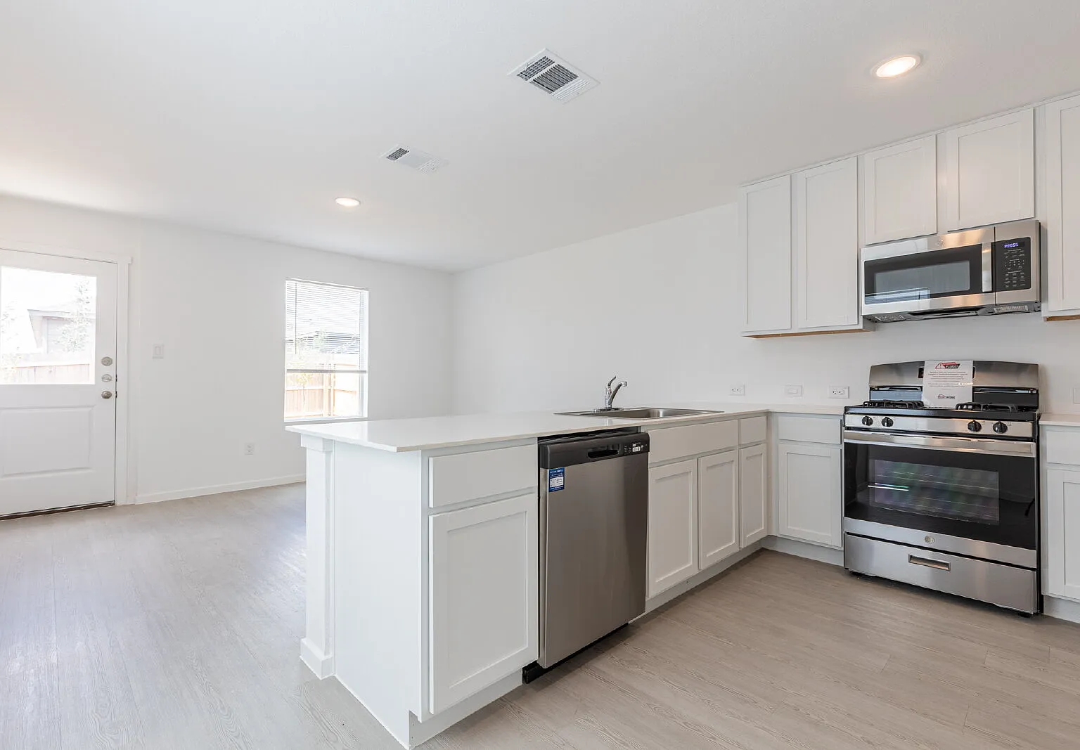 3 bed, 2.5 bath, 1189 sqft, $1,300 — Photo 4
