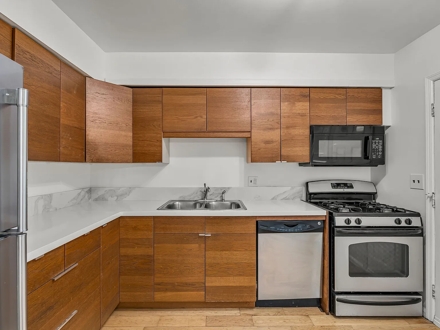 3 bed, 1.5 bath, 1280 sqft, $3,400 — Photo 3