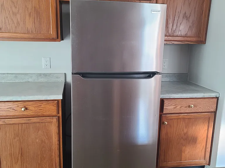 Refrigerator with ice maker