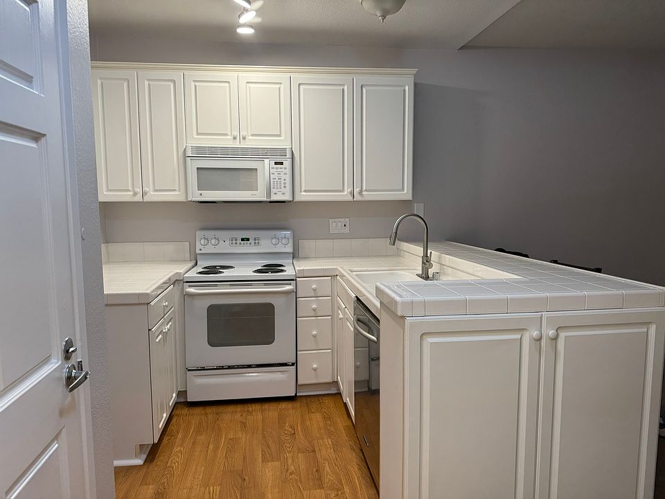 Kitchen/breakfast bar-
Refrigerator not included