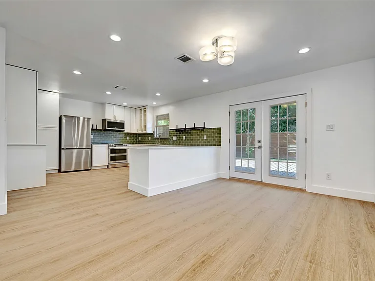 2604 Berkett Dr — Photo 6