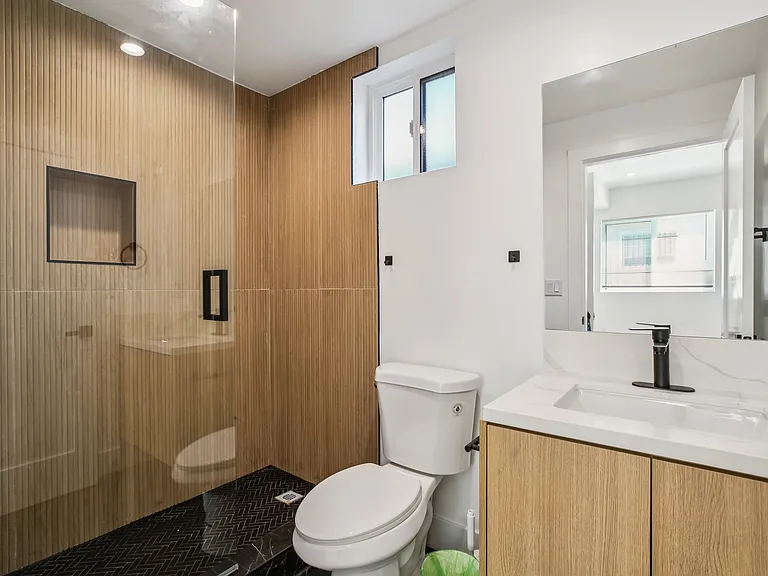 1256 W 36th St #1-10 — Photo 9