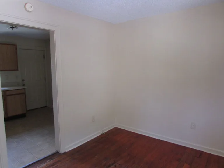 121 Dixie Dr — Photo 3