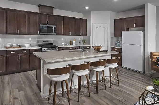 4 bed, 2.0 bath, 1910 sqft, $5,300 — Photo 3