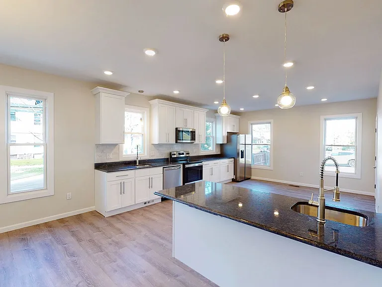 365 Winthrop Ave — Photo 1
