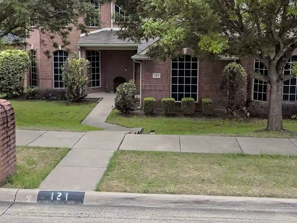 1st image of 121 Galleria Dr