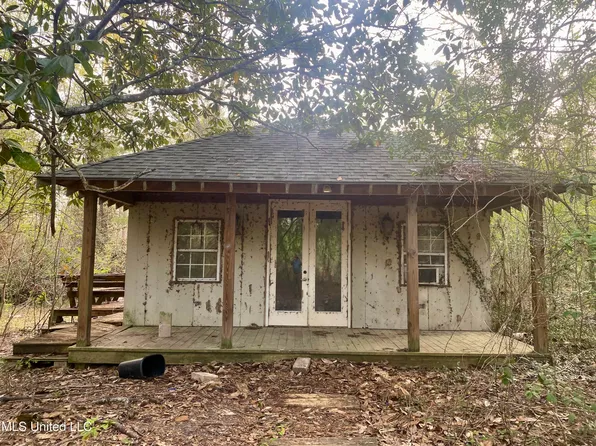 19 Wire Rd E, Perkinston, MS 39573