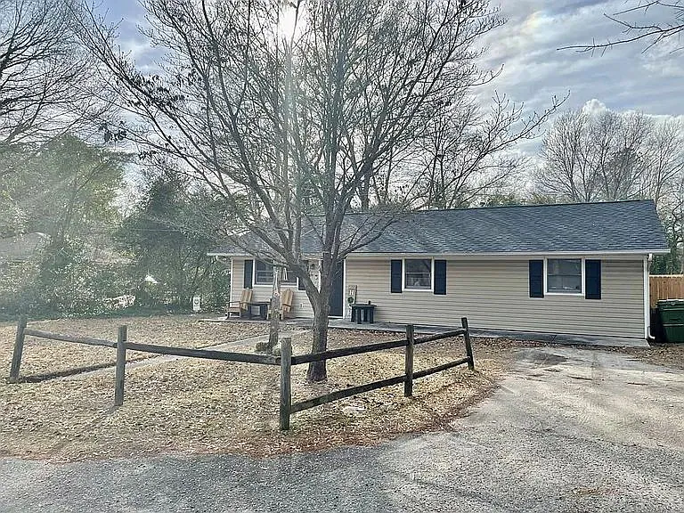 3 bed, 1.0 bath, 1115 sqft, $1,400 — Photo 2