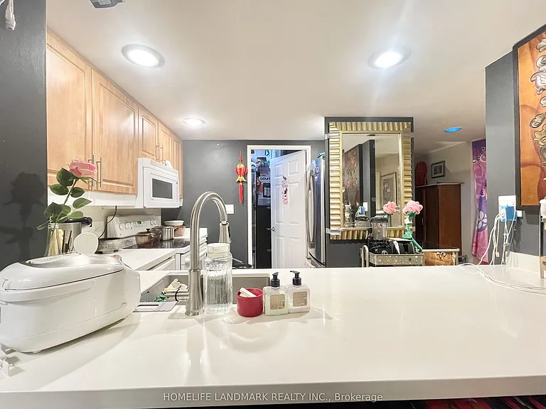 225 Davenport Rd #202 — Photo 6