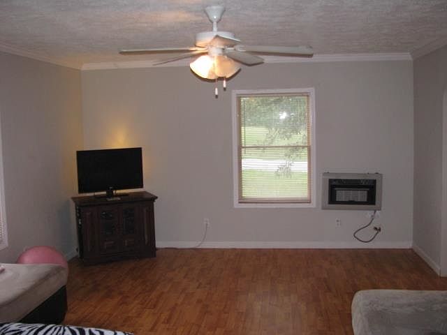 2nd image of 301 Simpson St