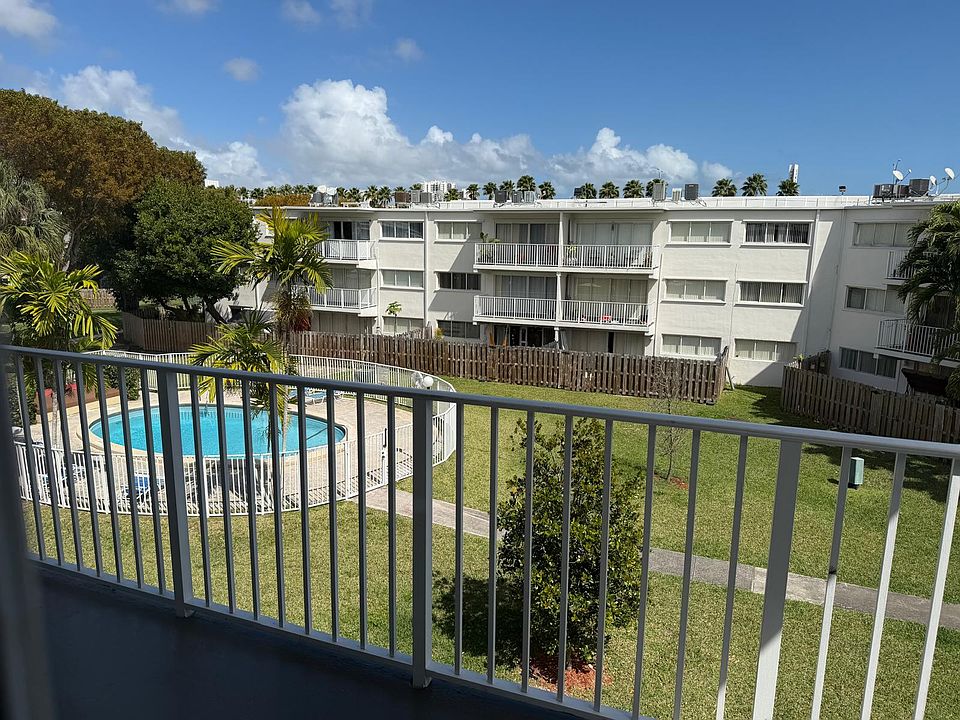 Balcony with view to the pool