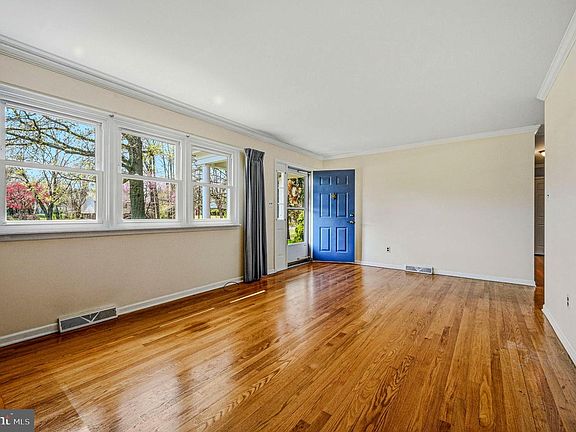4th image of 90 Canzonet Dr
