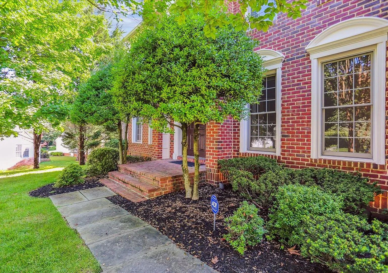 Gorgeous 5 Bed 3.5 Bath With Beautiful Landscaping — Photo 3