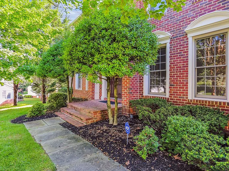 8931 Falls Farm Dr — Photo 3