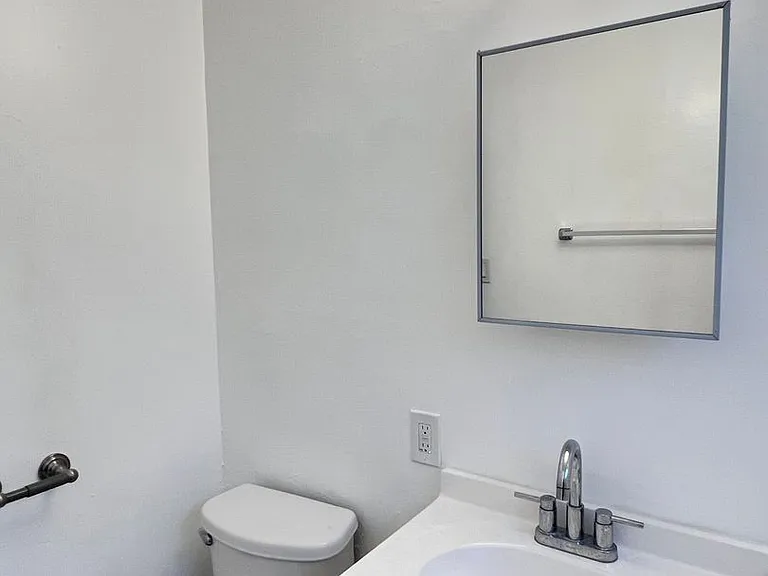 College Manor — Photo 15