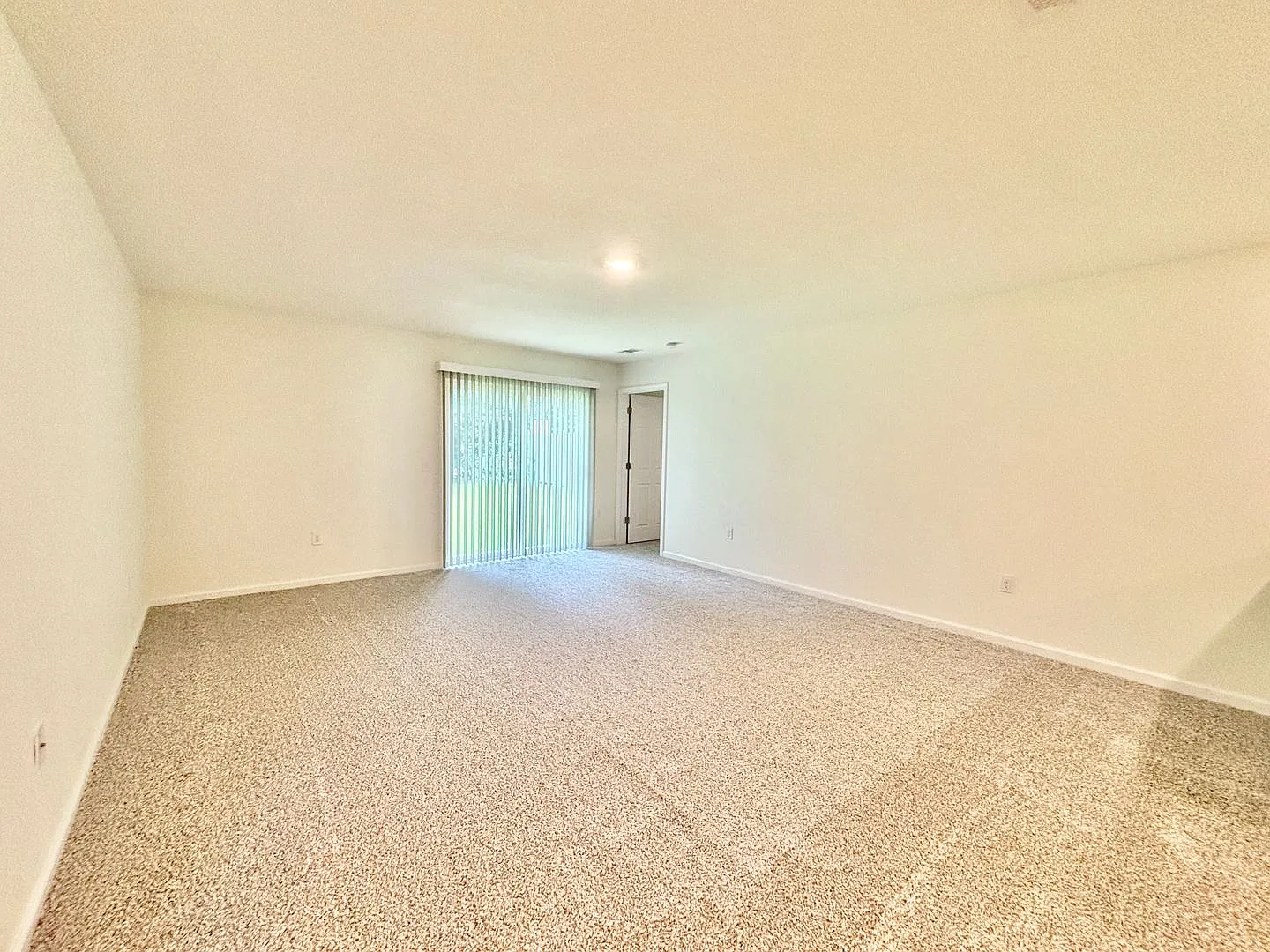 Charming 3-Bedroom Home - Spacious Backyard — Photo 3