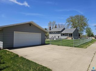 817 3rd St, Garretson, SD 57030