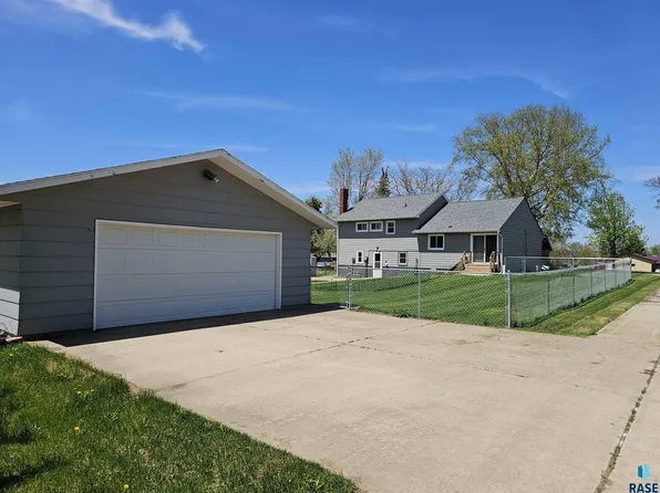 817 3rd St, Garretson, SD 57030