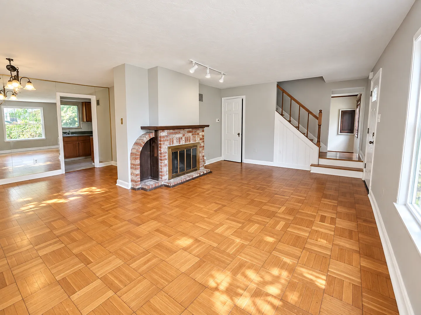 Great 3 Bed, 2 Bath Home in Mt. Lebanon - Available NOW — Photo 3