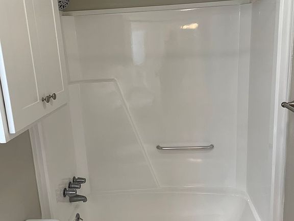 3rd image of 823 San Saba Dr