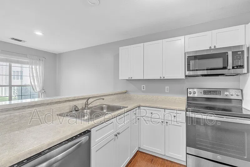 606 Squire Ln — Photo 4