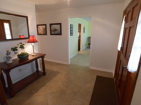 Large Welcoming Foyer!