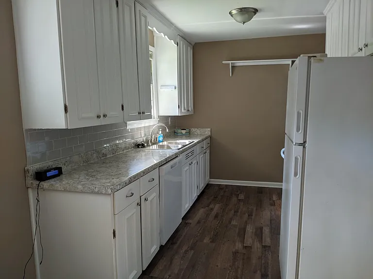 Updated kitchen w new countertops, back spash, and floor
