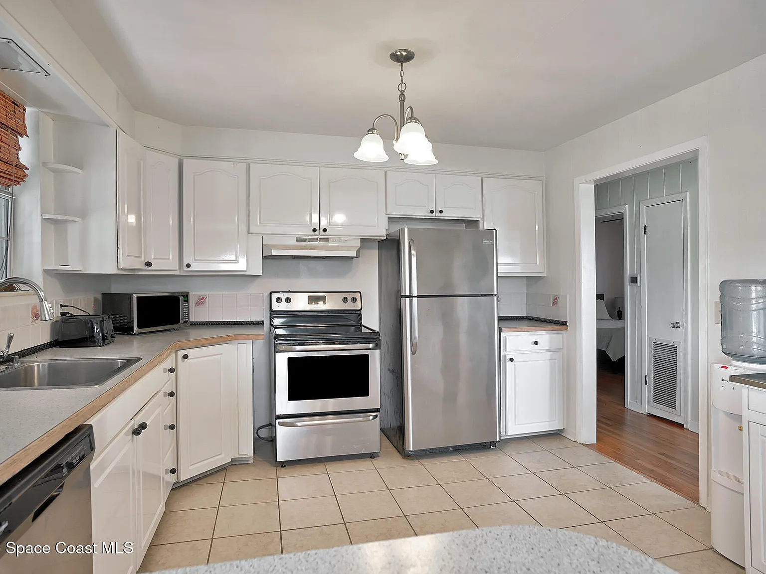 4 bed, 3.0 bath, 2273 sqft, $6,300 — Photo 3