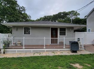 71 W Yaphank Rd, Medford, NY 11763