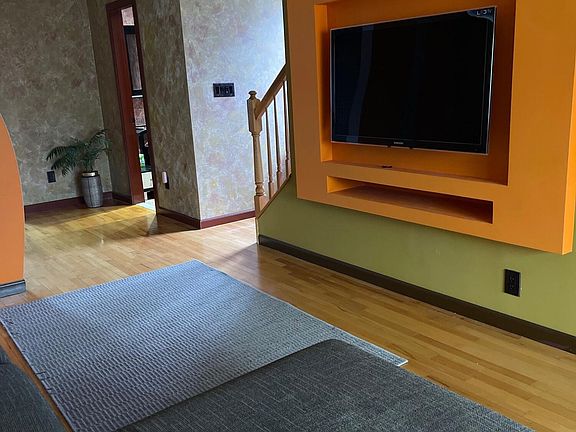 3rd image of 21 Pearsall St #2