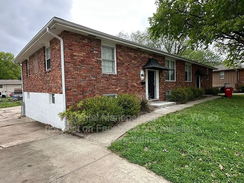 3 bed, 1.5 bath, $1,395 — Photo 2