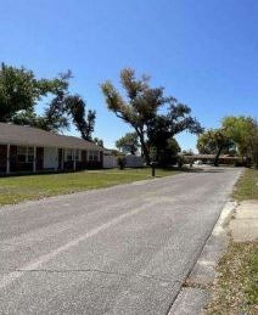 Exterior Neighborhood (street photo)