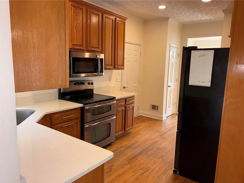 4 bed, 2.5 bath, $3,050 — Photo 2