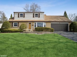 1 Mohawk Ct, Buffalo Grove, IL 60089