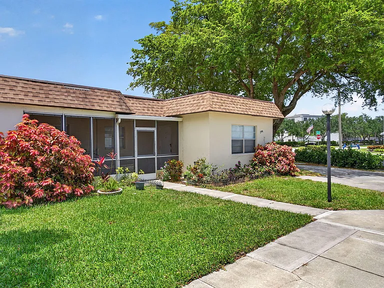 2004 SW Natura Blvd #D — Photo 2