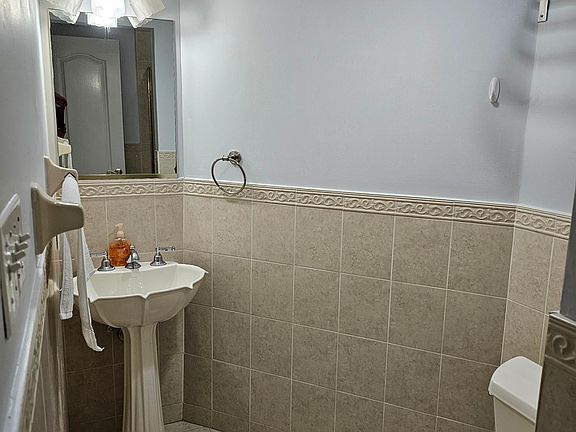 3rd image of 888 Rockland Ave