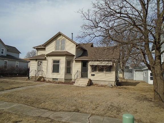 2nd image of 815 3rd Ave N