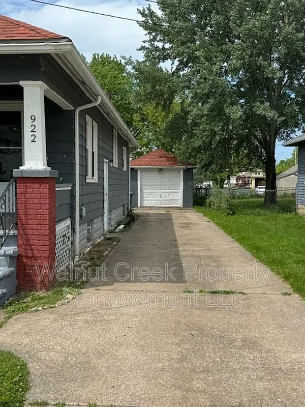 3 bed, 1.0 bath, 1008 sqft, $1,375 — Photo 3