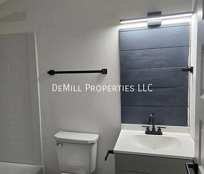 1740 W Olive St — Photo 13