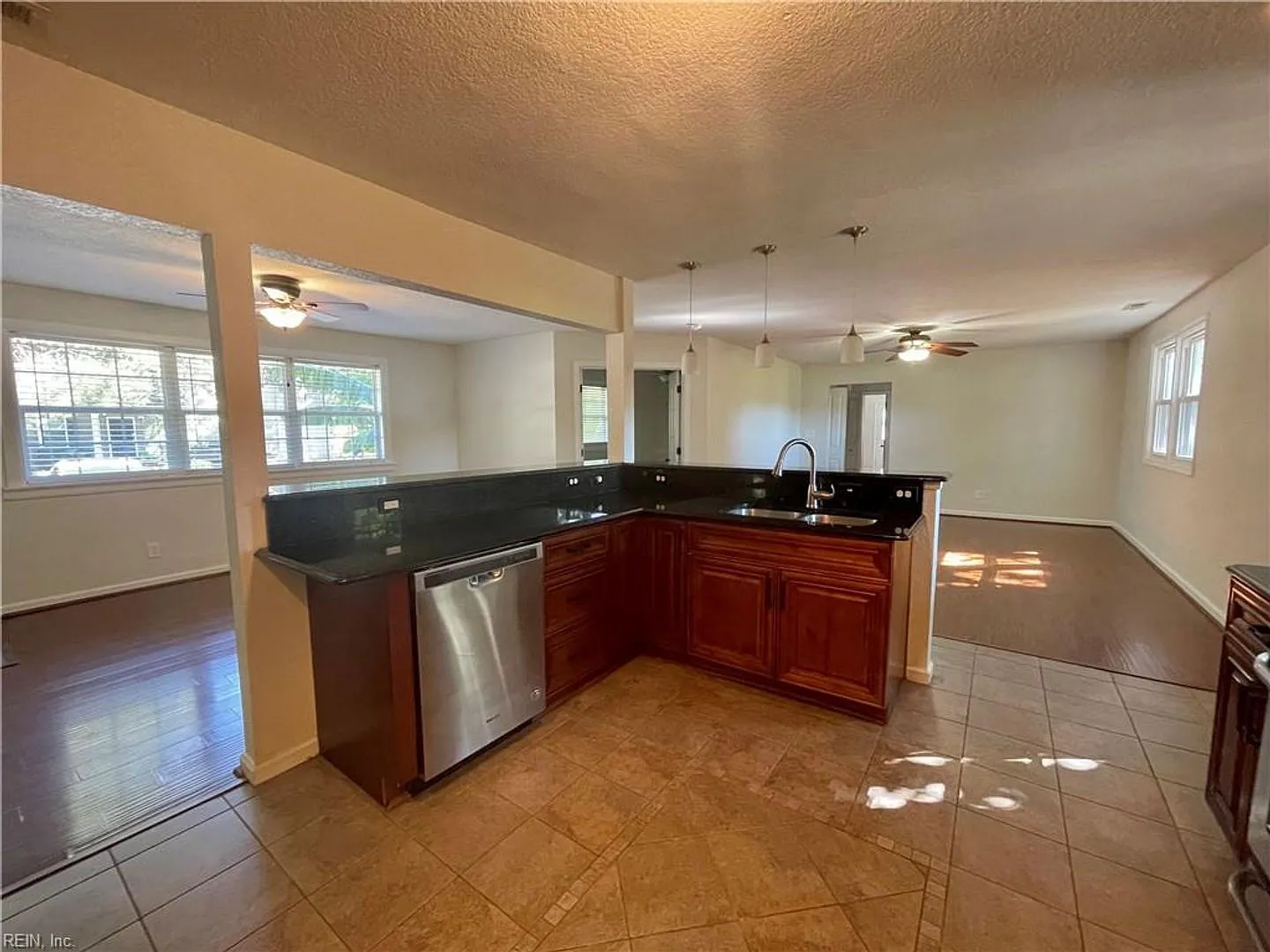 Beautiful 5 Bed Single Family Ranch in VB — Photo 4