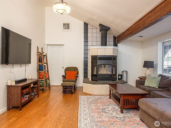 3rd image of 202 Redwing Road