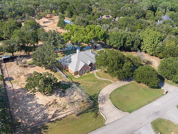 5th image of 210 Saddle Club Rd