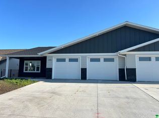 475 Larkspur Way, Sheldon, IA 51201