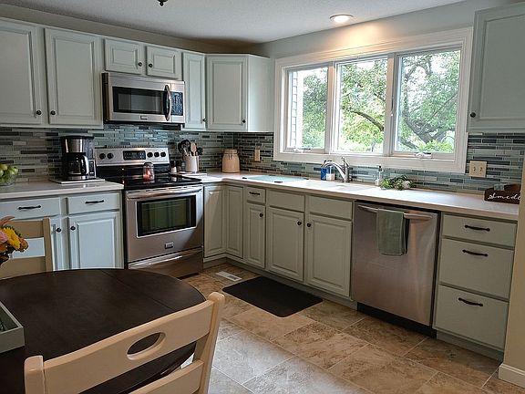 Sunny eat-in kitchen 