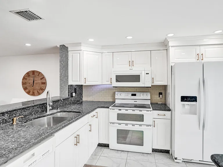 147 SW 3rd St — Photo 5